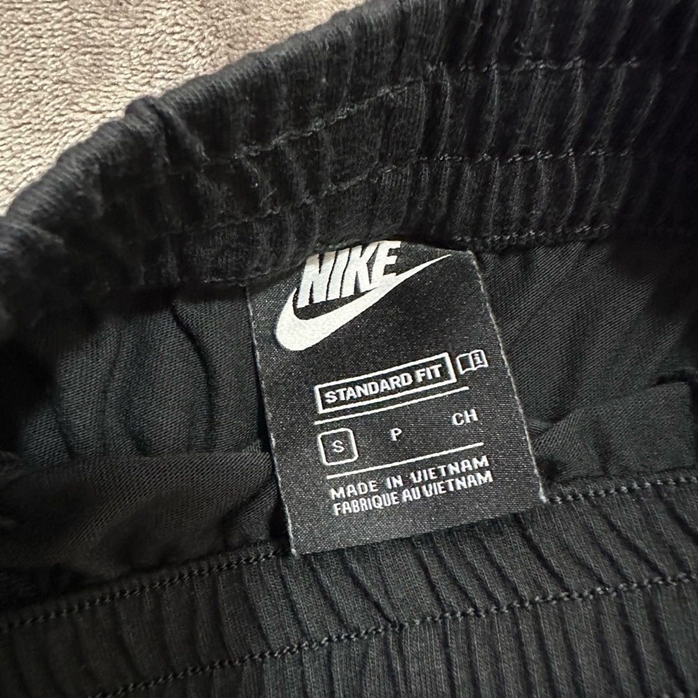 Nike - Picture 2 of 3
